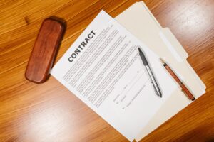 Documento de contrato com canetas, representando a Carteira de Trabalho e Previdência Social