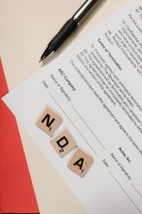 Documento sobre mesa em escritório, representando comprovação de tempo de contribuição