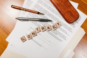 Documentos e contrato sobre mesa, representando documentos do trabalhador avulso