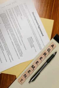 Documentos de acordo sobre mesa, representando documentos do empregado doméstico