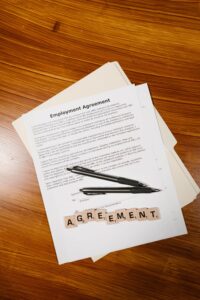 Documento de acordo sobre superfície de madeira, representando documentos do contribuinte facultativo