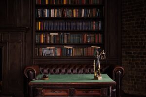 Estante de livros jurídicos e martelo, representando comprovação de tempo especial na aposentadoria